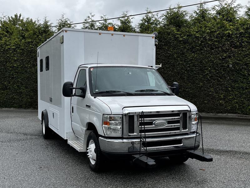 2013 Ford Econoline E450 Super Duty Service Box Truck display photo