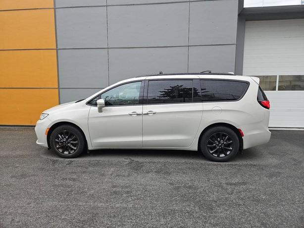 2021 Chrysler Pacifica Touring-L | Heated Seats | Leather! image 3