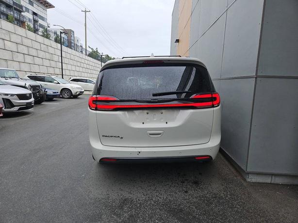2021 Chrysler Pacifica Touring-L | Heated Seats | Leather! image 5