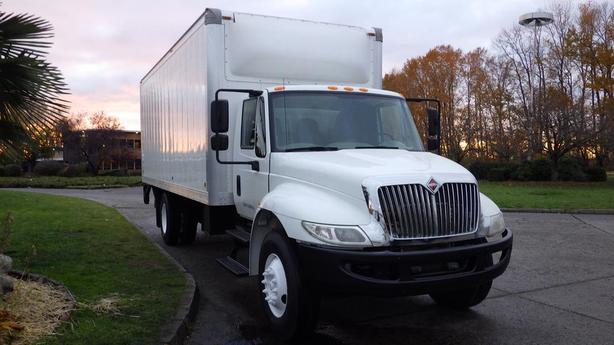 2017 International 4300 22 Foot Cube Van Dually Diesel with Power Tailgate image 2