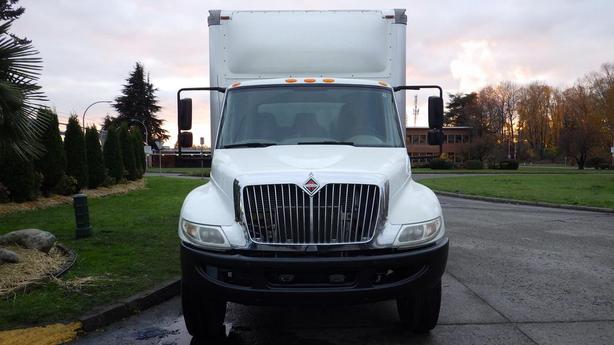 2017 International 4300 22 Foot Cube Van Dually Diesel with Power Tailgate image 3