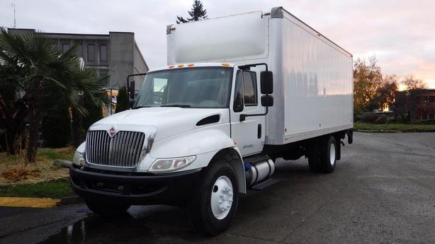 2017 International 4300 22 Foot Cube Van Dually Diesel with Power Tailgate image 4