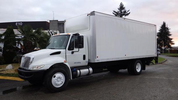 2017 International 4300 22 Foot Cube Van Dually Diesel with Power Tailgate image 5