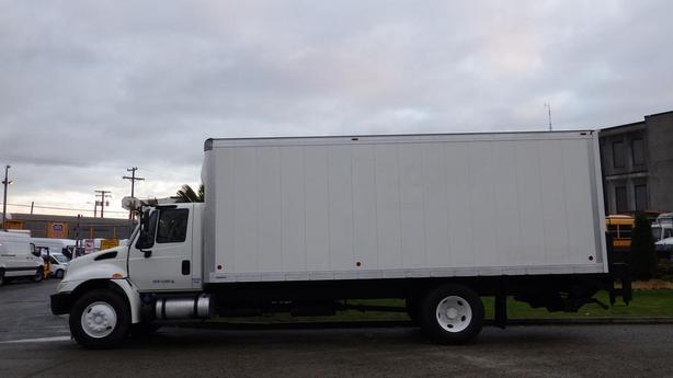 2017 International 4300 22 Foot Cube Van Dually Diesel with Power Tailgate image 6