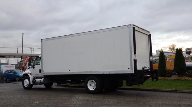 2017 International 4300 22 Foot Cube Van Dually Diesel with Power Tailgate image 7