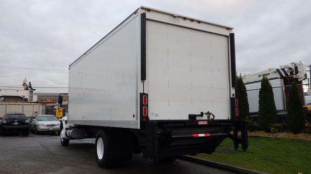 2017 International 4300 22 Foot Cube Van Dually Diesel with Power Tailgate image 8