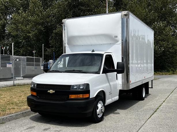 2020 Chevrolet Express G4500 16 Foot Cube Van with Aluminum Ramp image 4