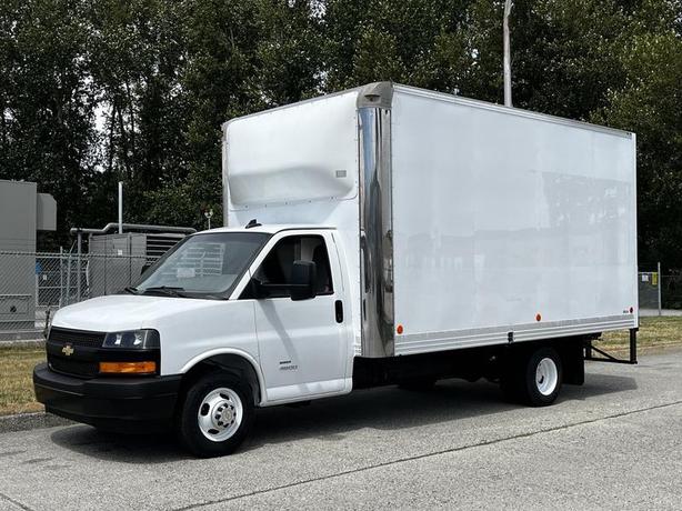 2020 Chevrolet Express G4500 16 Foot Cube Van with Aluminum Ramp image 5