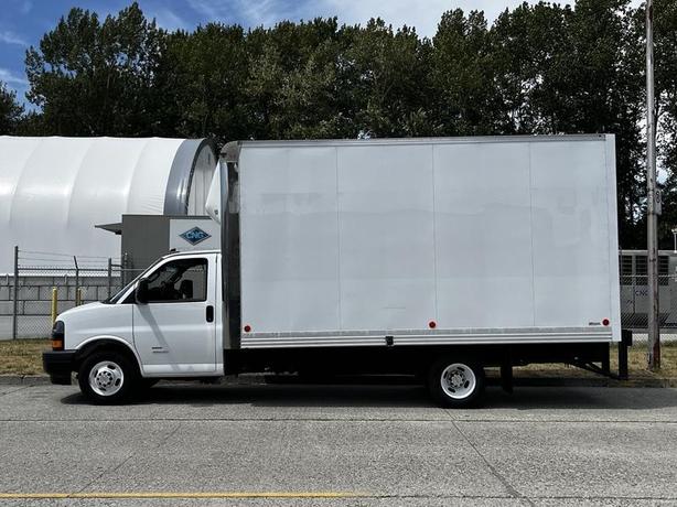 2020 Chevrolet Express G4500 16 Foot Cube Van with Aluminum Ramp image 6