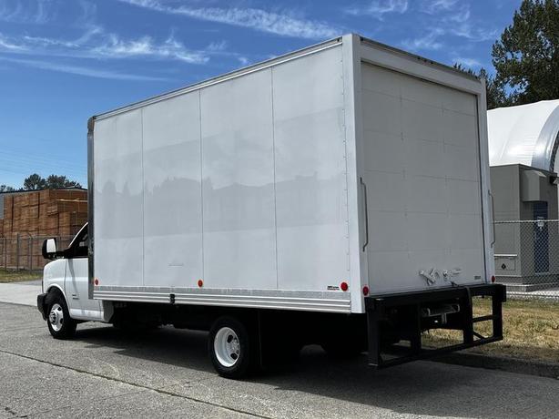 2020 Chevrolet Express G4500 16 Foot Cube Van with Aluminum Ramp image 7