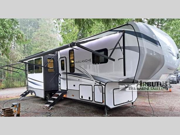 Used 2022 Keystone RV Avalanche 378BH image 1