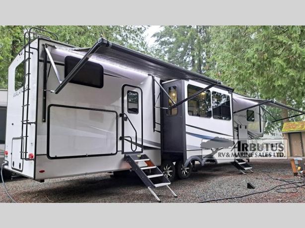 Used 2022 Keystone RV Avalanche 378BH image 3