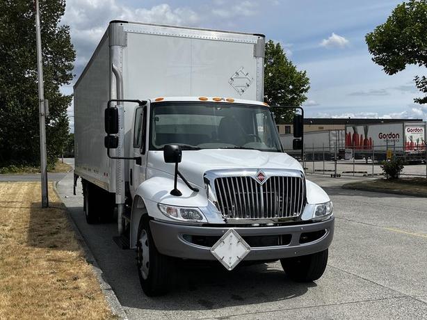 2019 International 4300 26 Foot Cube Van with Power Tail Gate Hydraulic Brakes   image 2