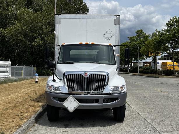 2019 International 4300 26 Foot Cube Van with Power Tail Gate Hydraulic Brakes   image 3
