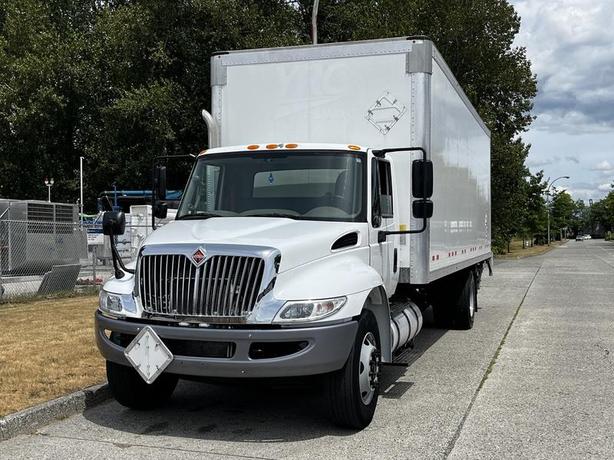 2019 International 4300 26 Foot Cube Van with Power Tail Gate Hydraulic Brakes   image 4