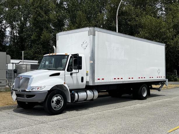 2019 International 4300 26 Foot Cube Van with Power Tail Gate Hydraulic Brakes   image 5