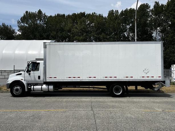 2019 International 4300 26 Foot Cube Van with Power Tail Gate Hydraulic Brakes   image 6