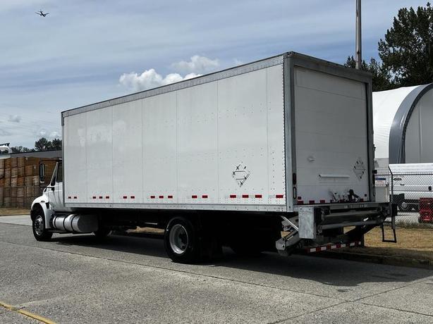 2019 International 4300 26 Foot Cube Van with Power Tail Gate Hydraulic Brakes   image 7