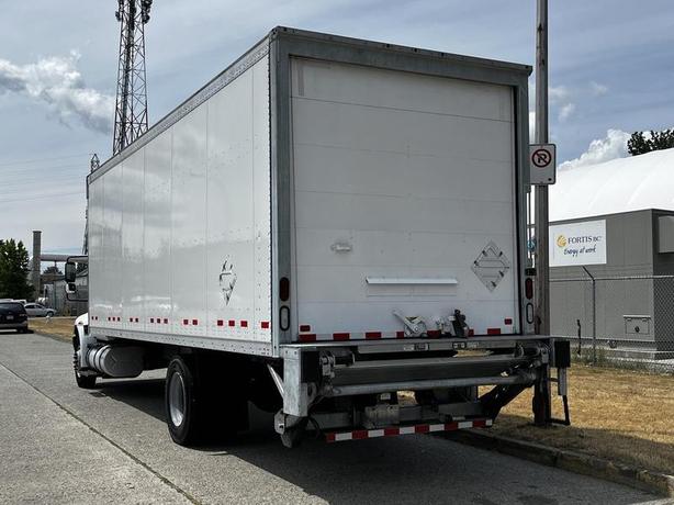 2019 International 4300 26 Foot Cube Van with Power Tail Gate Hydraulic Brakes   image 8