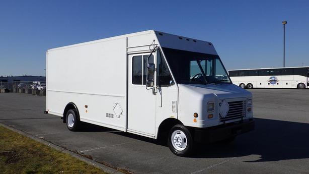 2009 Ford Econoline E450 Step Cargo Van Dually image 1