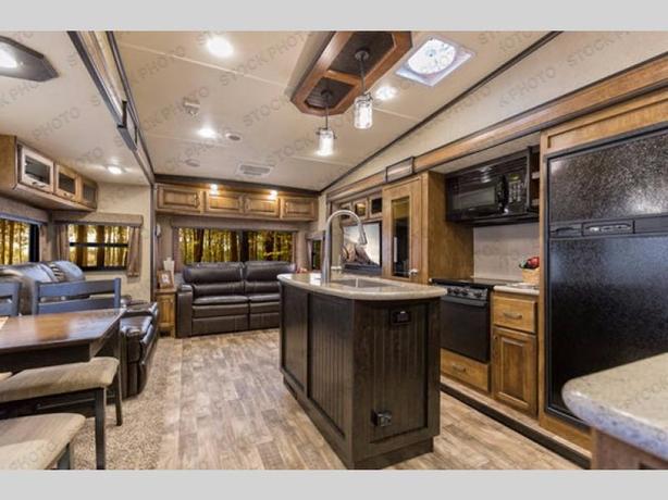 Used 2017 Grand Design Reflection 303RLS image 2