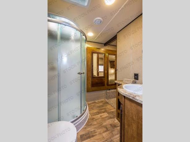 Used 2017 Grand Design Reflection 303RLS image 4