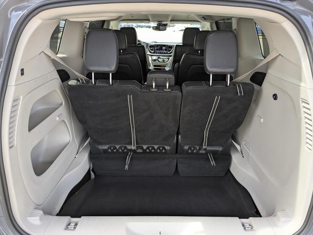 2022 Chrysler Pacifica Touring L - No Accidents, Power Doors Heated Seats image 8
