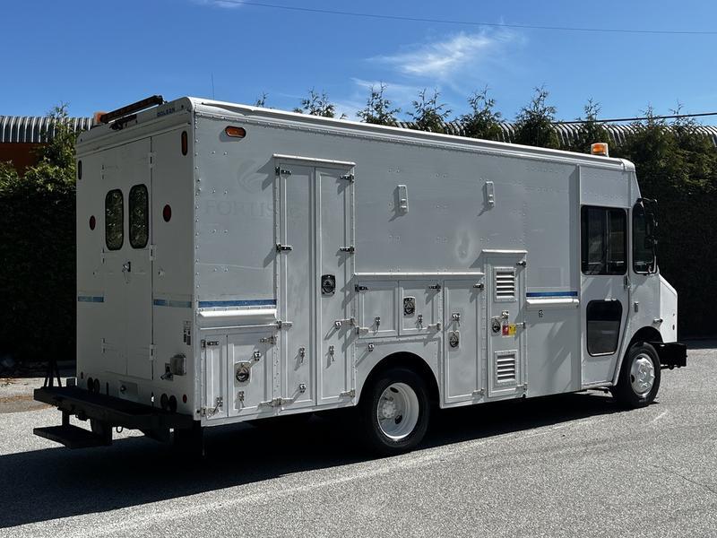 2009 Morgan Olson Workhorse 16-Foot Mobile Service Workshop Step Van display photo