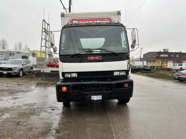 2006 GMC F7B042 20 Foot Cube Van Diesel With Power Tailgate image 8