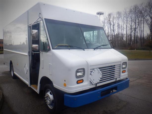 2011 Ford E-450 Utilimaster 18 Foot Cargo step Van With Rear Shelving image 4