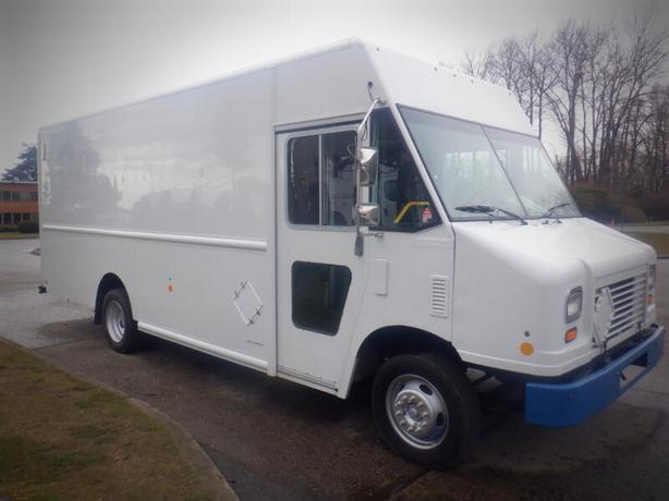 2011 Ford E-450 Utilimaster 18 Foot Cargo step Van With Rear Shelving image 5