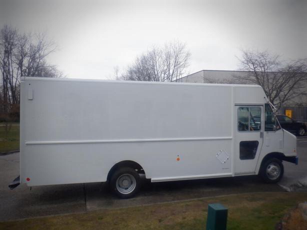 2011 Ford E-450 Utilimaster 18 Foot Cargo step Van With Rear Shelving image 6