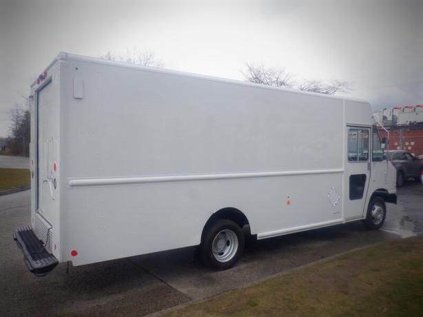 2011 Ford E-450 Utilimaster 18 Foot Cargo step Van With Rear Shelving image 7