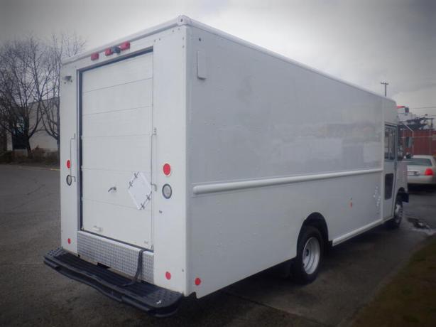 2011 Ford E-450 Utilimaster 18 Foot Cargo step Van With Rear Shelving image 8