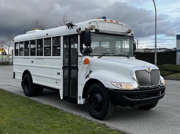 2013 International 4200 21 Passenger Bus Diesel Hydraulic Brakes image 1