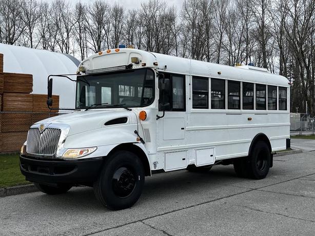2013 International 4200 21 Passenger Bus Diesel Hydraulic Brakes image 5