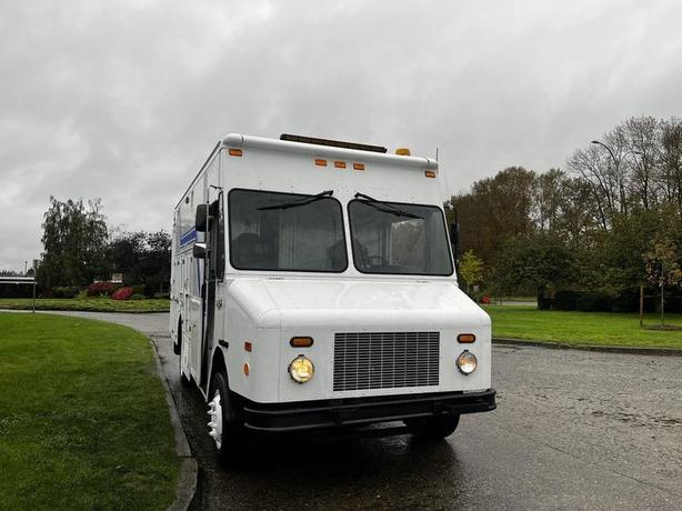 2005 Workhorse W-Series Service  Cargo Step Van With shelving image 3