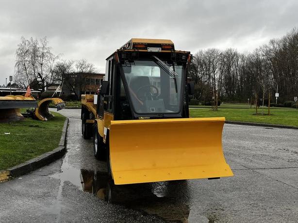 2015 International 3000 MT6 Articulating Plow with Sander Trailer Diesel image 2