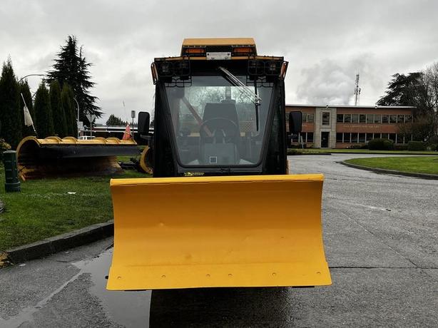 2015 International 3000 MT6 Articulating Plow with Sander Trailer Diesel image 3