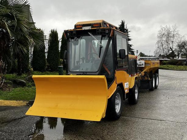 2015 International 3000 MT6 Articulating Plow with Sander Trailer Diesel image 4