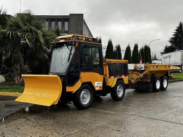 2015 International 3000 MT6 Articulating Plow with Sander Trailer Diesel image 5