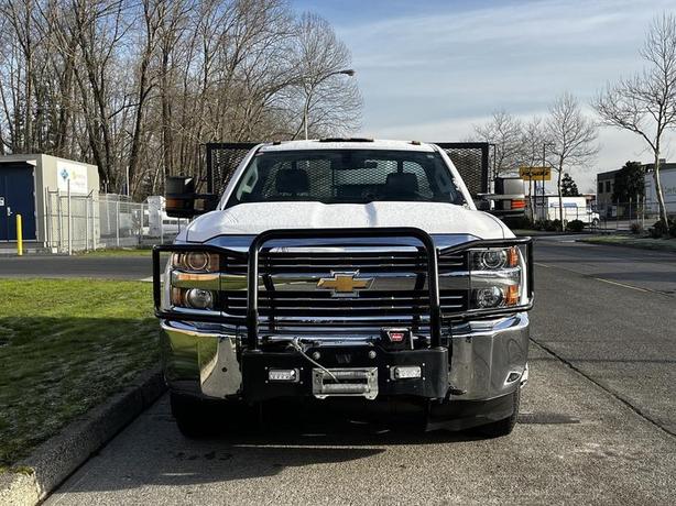 2017 Chevrolet Silverado 3500HD 8Foot Flat Deck 4WD image 3