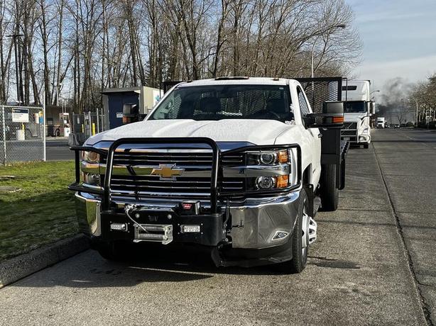 2017 Chevrolet Silverado 3500HD 8Foot Flat Deck 4WD image 4