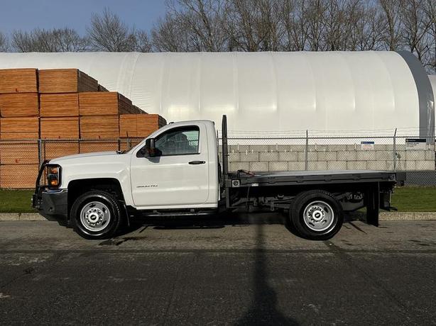 2017 Chevrolet Silverado 3500HD 8Foot Flat Deck 4WD image 6