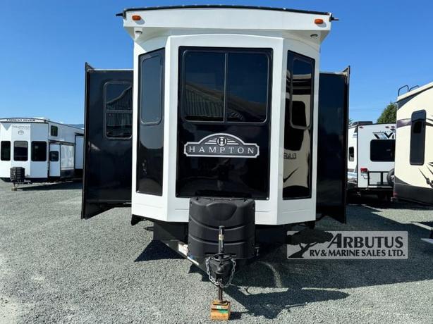 Used 2021 CrossRoads RV Hampton HP372FDB image 2