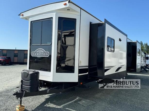 Used 2021 CrossRoads RV Hampton HP372FDB image 3