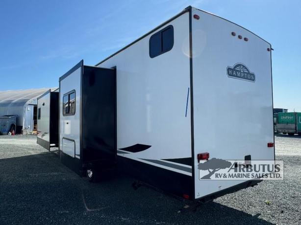 Used 2021 CrossRoads RV Hampton HP372FDB image 4