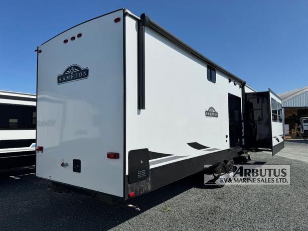 Used 2021 CrossRoads RV Hampton HP372FDB image 5