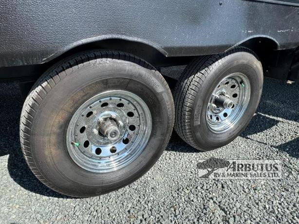 Used 2021 CrossRoads RV Hampton HP372FDB image 7