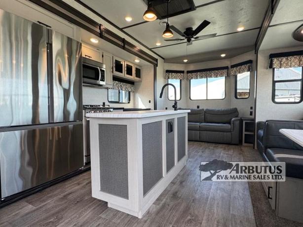 Used 2021 CrossRoads RV Hampton HP372FDB image 8